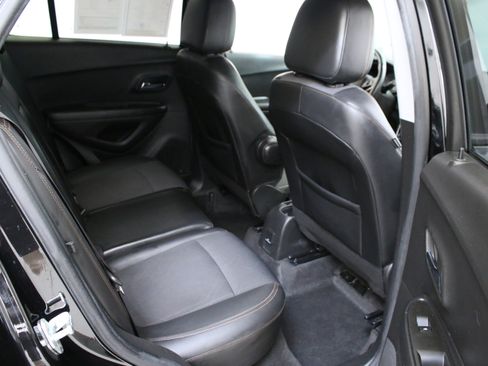 Used 2022 Chevrolet Trax LT w/ Midnight Edition image 28