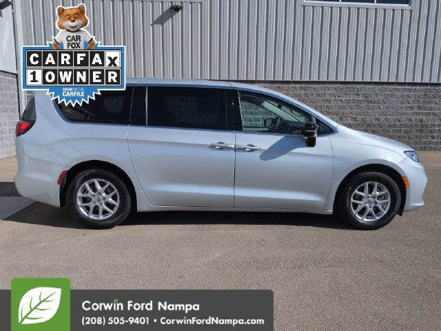 Used 2024 Chrysler Pacifica Touring-L FWD image 2