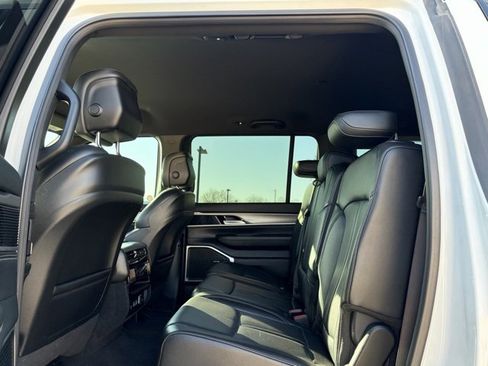 Certified 2025 Jeep Wagoneer L Base image 12