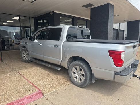 Used 2017 Nissan Titan SV RWD image 3