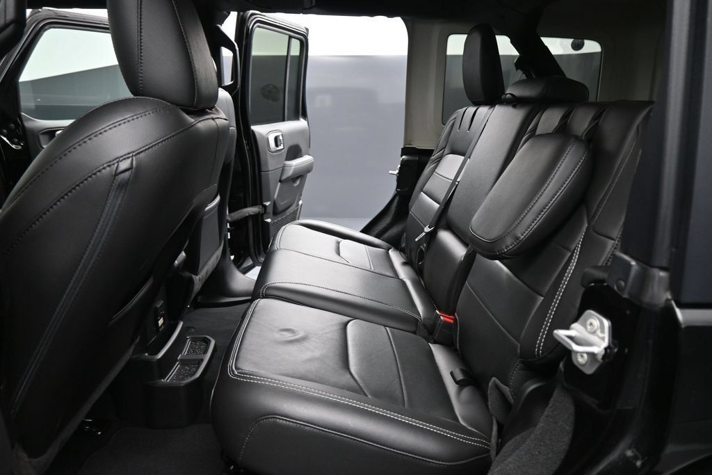 Used 2023 Jeep Wrangler Unlimited Sahara AWD/4WD image 16