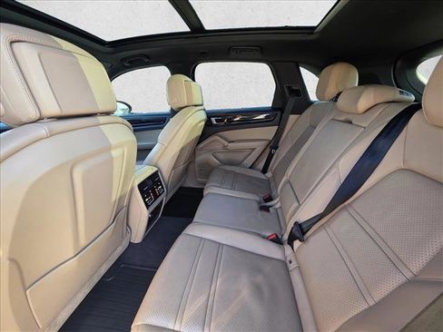 Used 2019 Porsche Cayenne w/ Premium Plus Package image 14