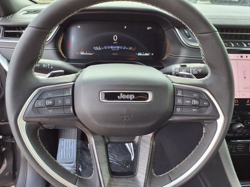 New 2025 Jeep Grand Cherokee Limited w/ Black Appearance Package image 14