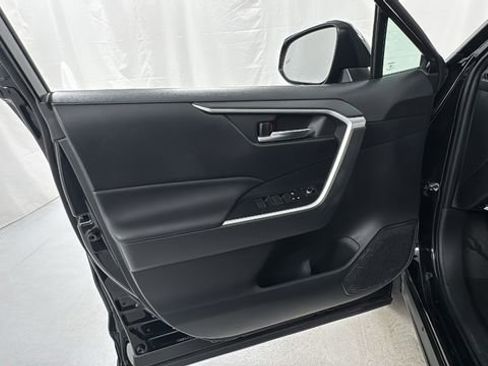 Used 2019 Toyota RAV4 XLE Premium image 19