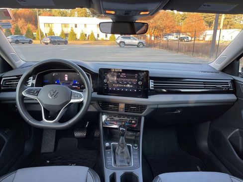 Used 2025 Volkswagen Jetta SE w/ Sunroof Package image 12