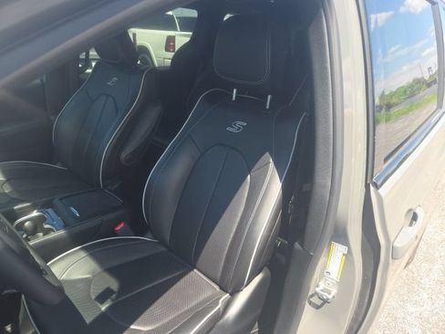 Used 2024 Chrysler Pacifica Limited FWD image 14