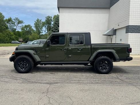 Used 2023 Jeep Gladiator Sport AWD/4WD image 2