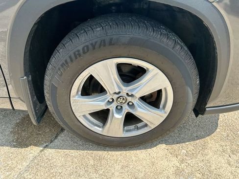 Used 2023 Toyota Highlander LE AWD/4WD image 50