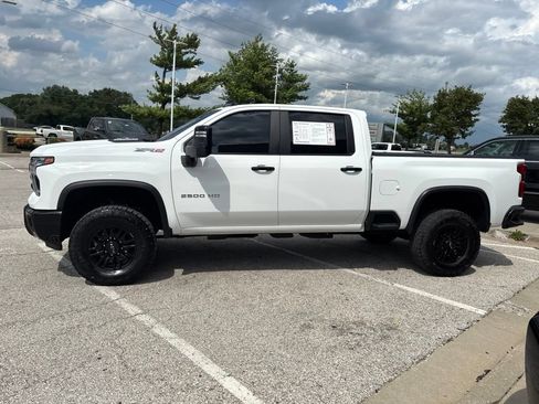 Used 2024 Chevrolet Silverado 2500 ZR2 w/ Technology Package AWD/4WD image 18