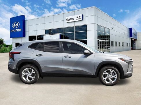 Used 2025 Chevrolet Trax LS w/ LS Convenience Package FWD image 4