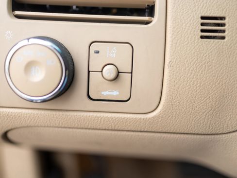 Used 2011 Buick Lucerne CXL image 8