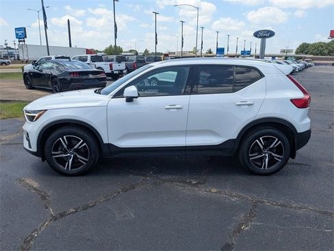 Used 2023 Volvo XC40 B5 Core image 4