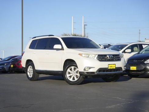 Used 2013 Toyota Highlander Plus image 2
