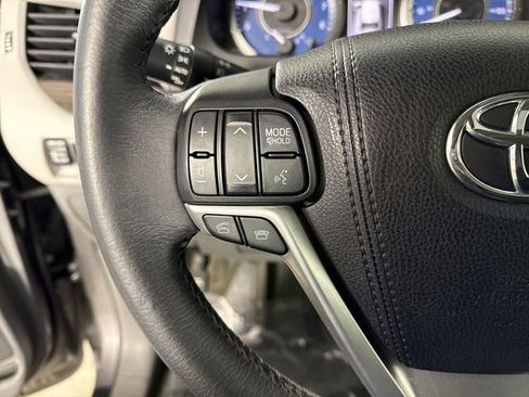Used 2017 Toyota Sienna XLE image 12