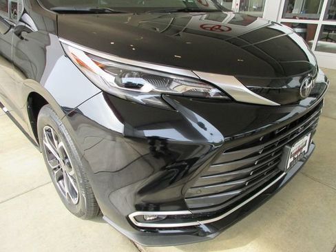 New 2026 Toyota Sienna Platinum AWD/4WD image 8