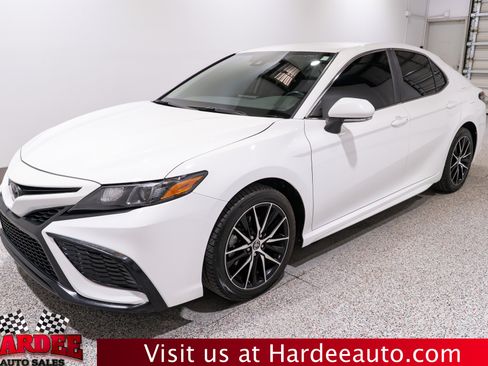 Used 2023 Toyota Camry SE FWD image 2