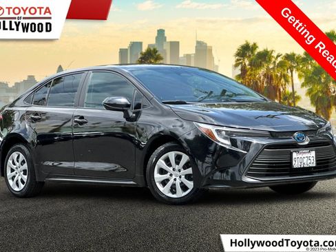 Certified 2025 Toyota Corolla LE FWD image 1