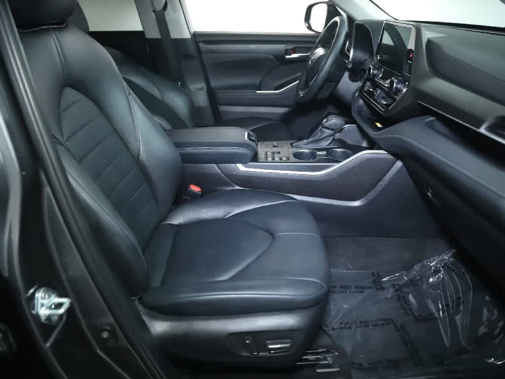 Used 2023 Toyota Highlander XLE FWD image 35