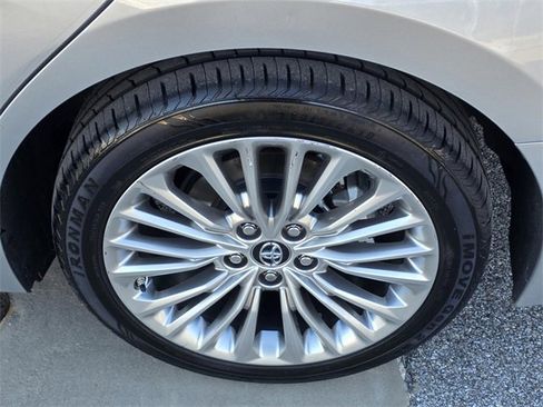 Used 2019 Toyota Avalon Limited image 36