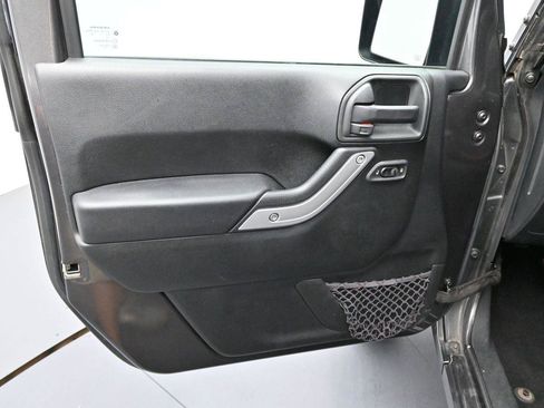 Used 2017 Jeep Wrangler Unlimited Rubicon w/ Connectivity Group AWD/4WD image 9