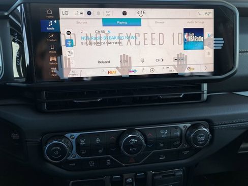 New 2025 Jeep Gladiator High Tide image 10