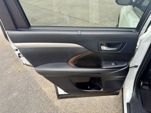 Used 2019 Toyota Highlander XLE image 30