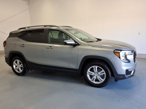 Used 2024 GMC Terrain SLE w/ Driver Convenience Package FWD image 2