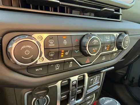 Used 2025 Jeep Gladiator Mojave w/ Convenience Group AWD/4WD image 21
