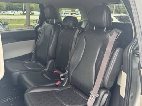 Used 2023 Kia Carnival LX FWD image 34