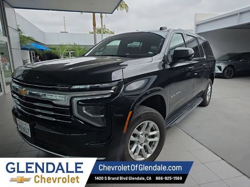 Used 2025 Chevrolet Suburban LT RWD image 2