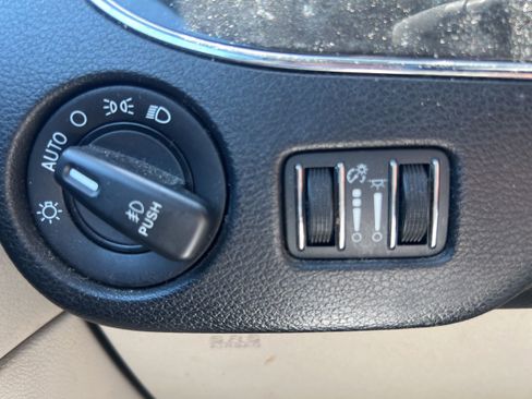 Used 2016 Chrysler Town & Country Touring FWD image 14