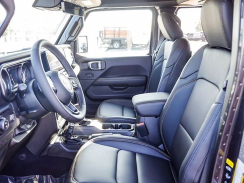 New 2025 Jeep Gladiator Sport w/ Premium Package image 19