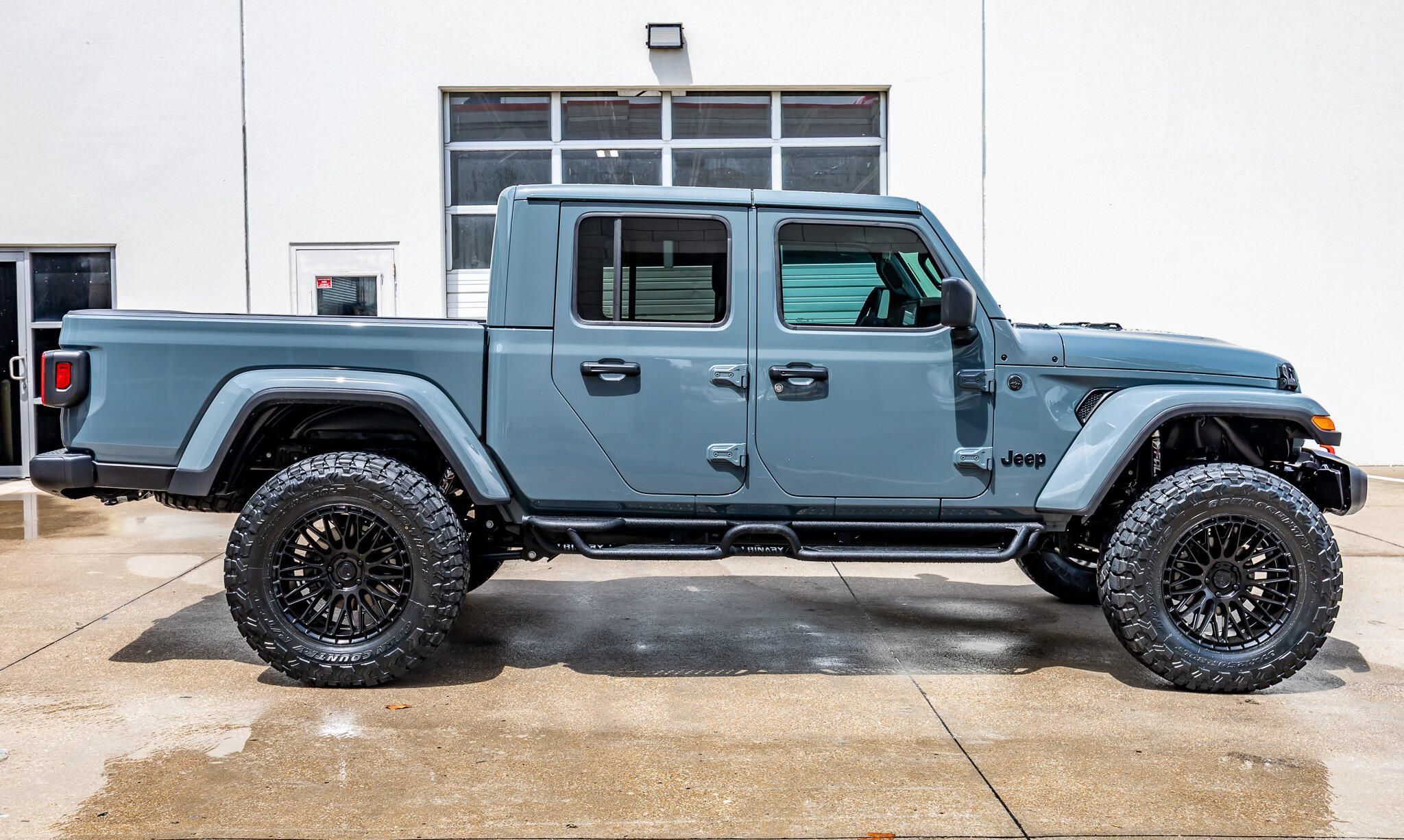 Used 2025 Jeep Gladiator Sport AWD/4WD image 11