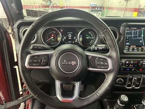 Used 2022 Jeep Wrangler Unlimited Sahara w/ Cold Weather Group image 19