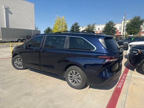 Used 2025 Toyota Sienna LE w/ LE Plus Package FWD image 5