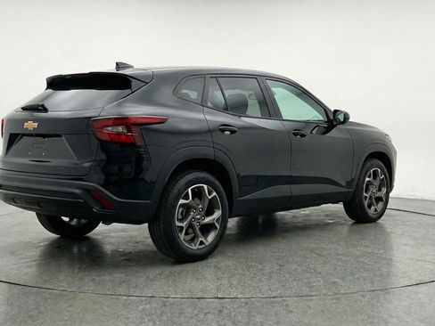 Used 2025 Chevrolet Trax LT w/ LT Convenience Package image 9