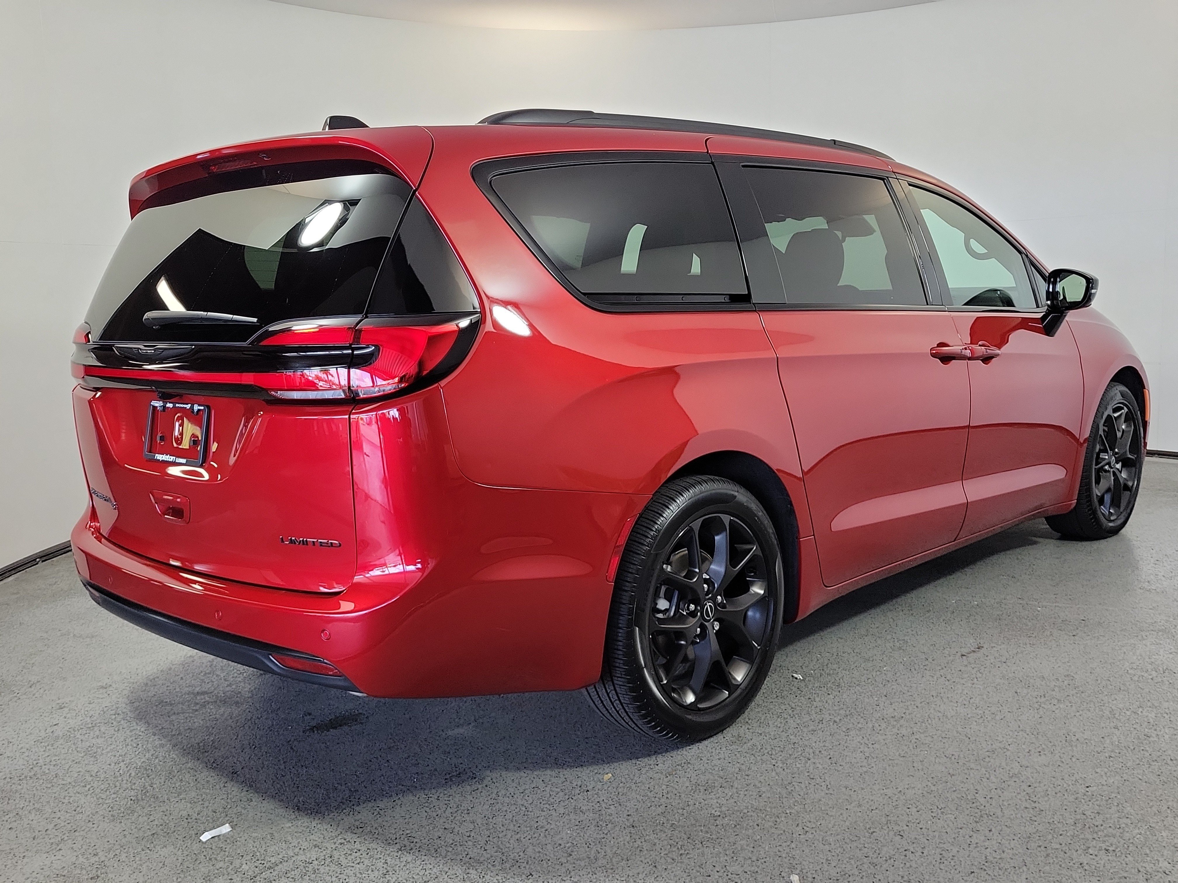 Used 2026 Chrysler Pacifica Limited w/ S Appearance Package FWD image 6