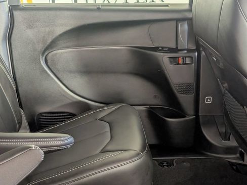 Used 2025 Chrysler Pacifica Select FWD image 30