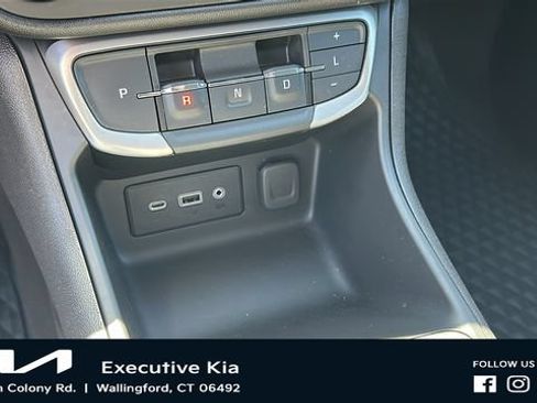 Used 2024 GMC Terrain SLE AWD/4WD image 17