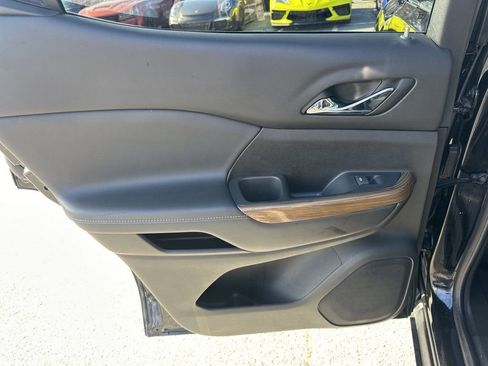 Used 2023 GMC Acadia SLE image 25