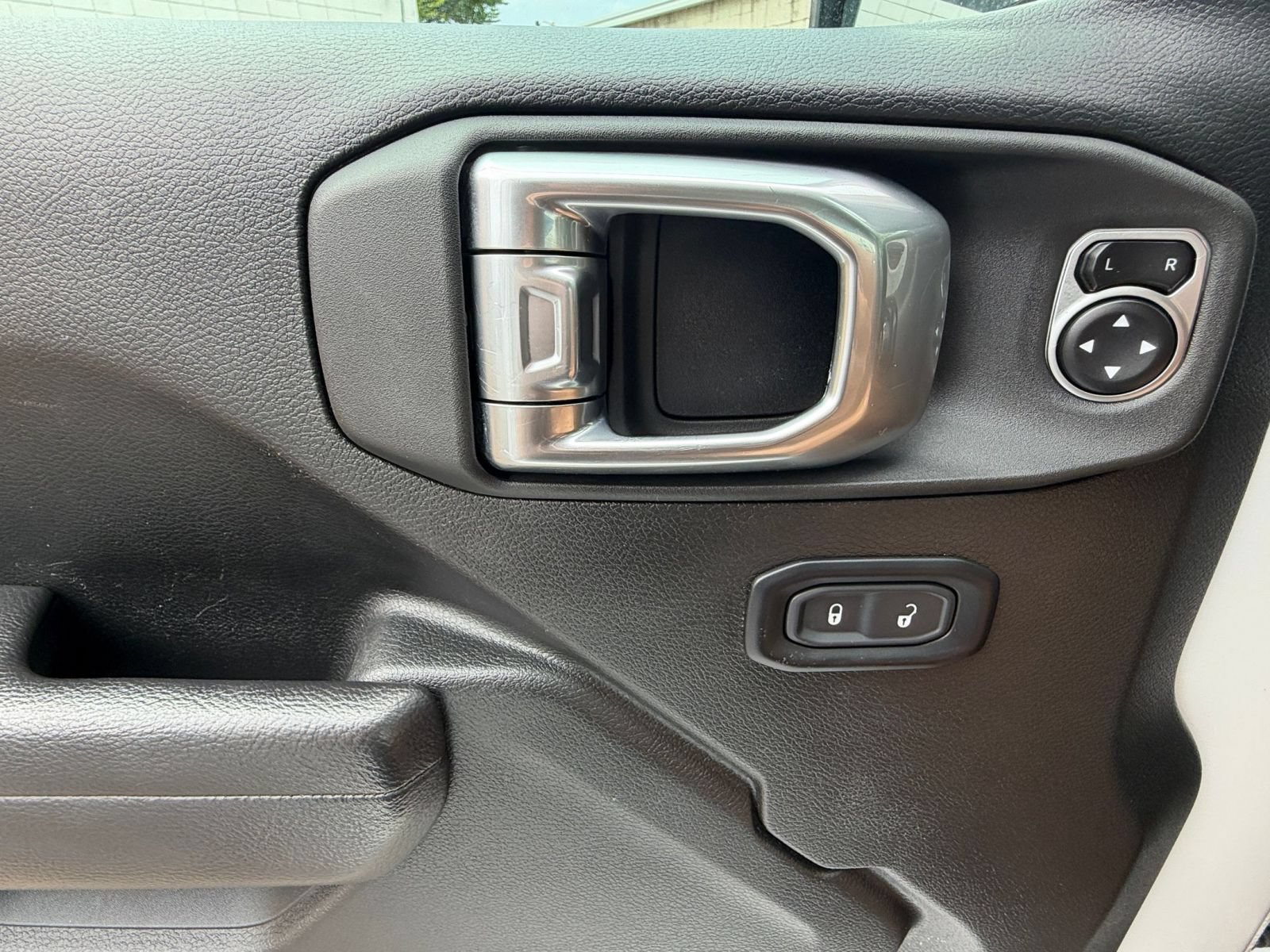 Used 2025 Jeep Wrangler Unlimited Sport AWD/4WD image 18