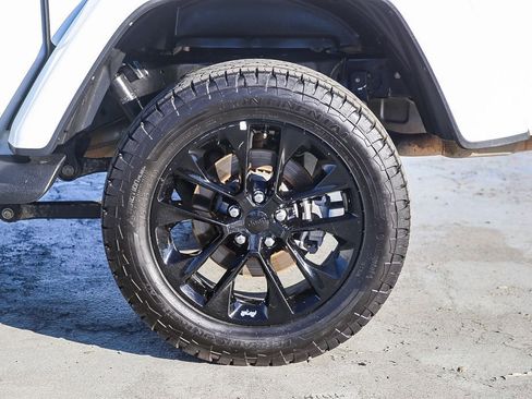 Used 2023 Jeep Gladiator Overland image 12