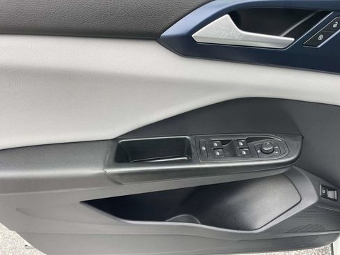 Certified 2023 Volkswagen Taos SE FWD image 19
