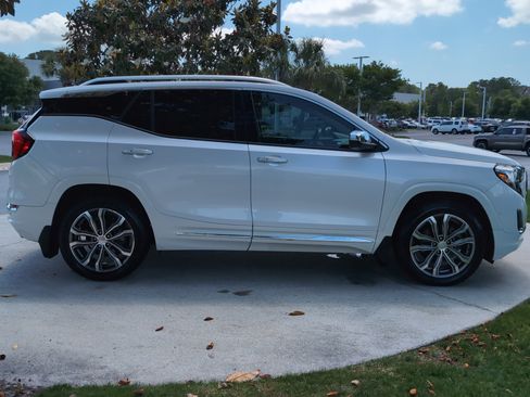 Used 2020 GMC Terrain Denali w/ Denali Premium Package FWD image 11