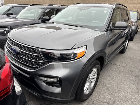 Used 2023 Ford Explorer XLT w/ Equipment Group 202A image 3