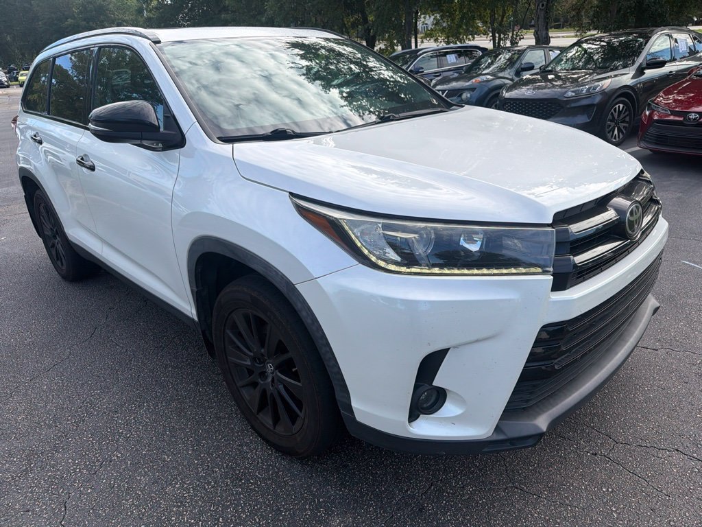 Used 2019 Toyota Highlander SE w/ Nightshade Edition AWD/4WD image 4