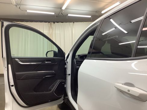 Used 2025 GMC Acadia Elevation image 12