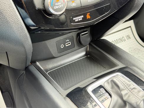 Used 2018 Nissan Rogue SV AWD/4WD image 22