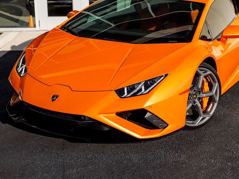 Used 2023 Lamborghini Huracan EVO RWD image 2