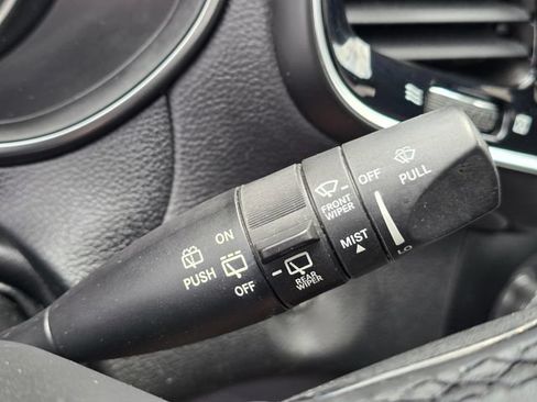 Used 2019 Jeep Cherokee Limited AWD/4WD image 16